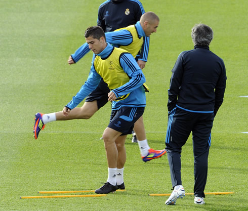 Cristiano Ronaldo doing a training exercise, while José Mourinho observes