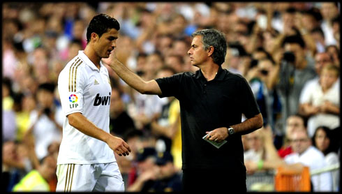 Cristiano Ronaldo being comforted by José Mourinho, in a Real Madrid match in 2011-2012