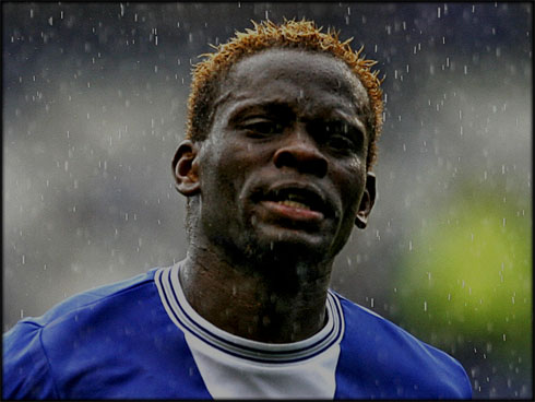 Louis Saha brown hair in Everton. Funny football player hairstyle and haircut