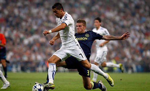 Cristiano Ronaldo running and dribbling a defender