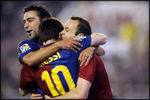 Messi being congratulated by Iniesta and Xavi, in Barcelona