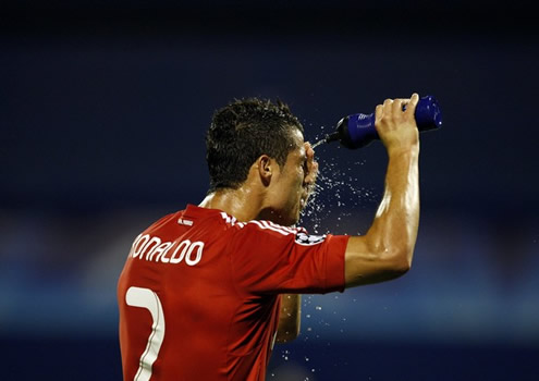 Cristiano Ronaldo spilling water on himself to refresh, in Dinamo Zagreb vs Real Madrid, in the UEFA Champions League