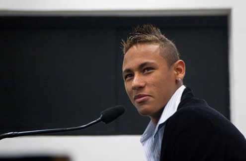 Neymar with his unique haircut, talking in a press conference