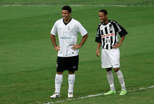 Neymar talking with Ronaldo (Fenómeno), in a Corinthians vs Santos match