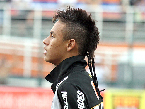 Neymar braiding long hair and new style, still in Santos