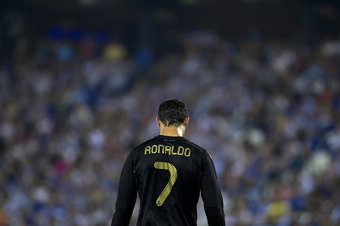 Cristiano Ronaldo terlihat dari belakang di hitam jersey Real Madrid 2011-2012 