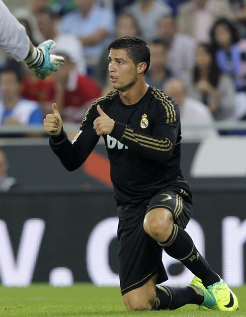 Cristiano Ronaldo menunjukkan jempol wasit dengan dua tangan 