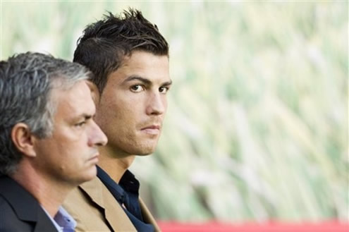 Cristiano Ronaldo dan Jose Mourinho dalam upacara penghargaan Marca, menunggu Pichichi untuk diserahkan 