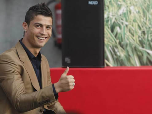 Cristiano Ronaldo tersenyum dan memberikan acungan jempol untuk wartawan dalam upacara Marca.com 
