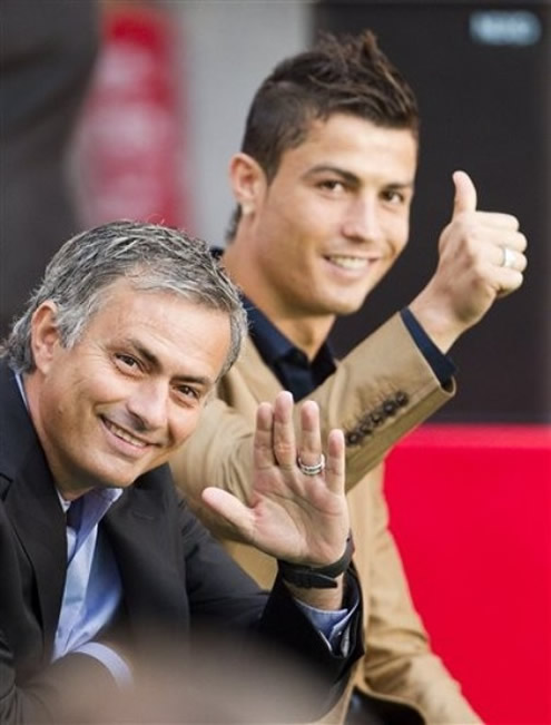 José Mourinho and Cristiano Ronaldo smiling and saluting the journalists