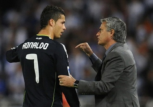 Mourinho telling Cristiano Ronaldo what he wants him to do on the pitch