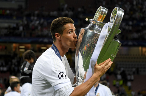 Cristiano Ronaldo kissing the 2016 Champions League trophy 