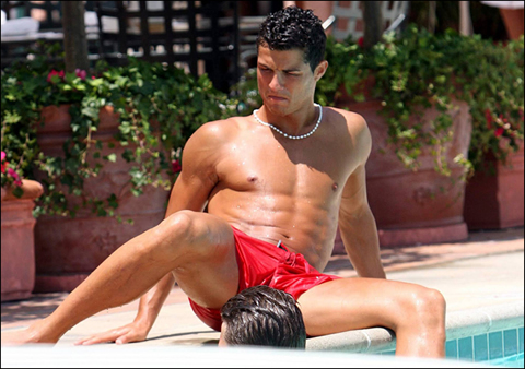 Cristiano Ronaldo body in Manchester United betweem 2005 and 2007, in a swimming pool