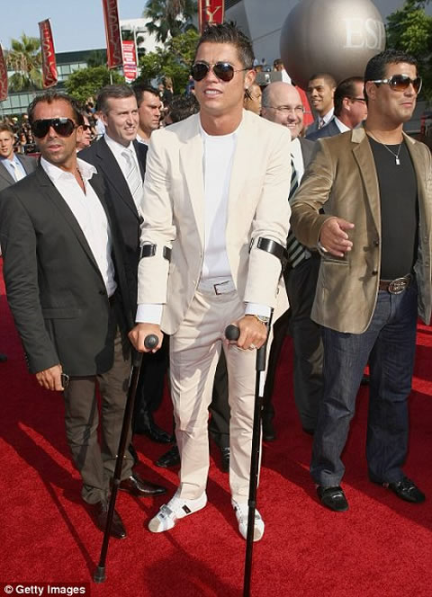 Cristiano Ronaldo fashion in crutches in Los Angeles