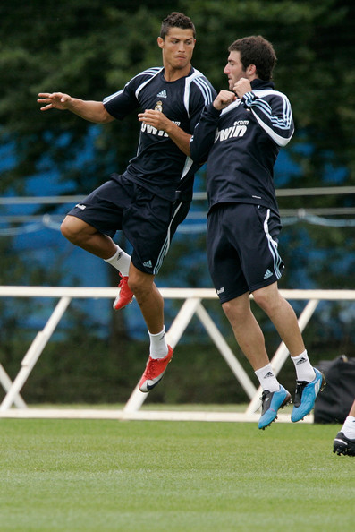 Cristiano Ronaldo reaching very high after a great jump