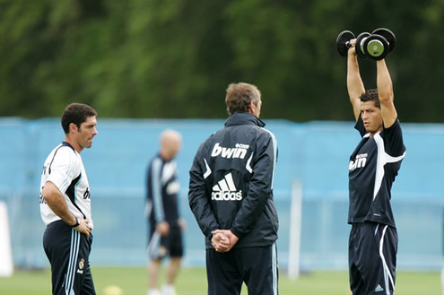 Cristiano Ronaldo lifting weights during practice