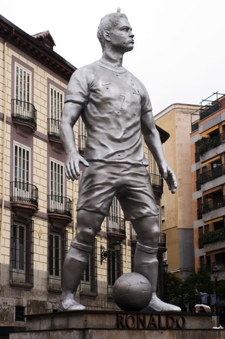 After a landmark season across some of the top clubs in europe, a number of u.s. Cristiano Ronaldo Statue Fotos . How tall is Cristiano Ronaldo?