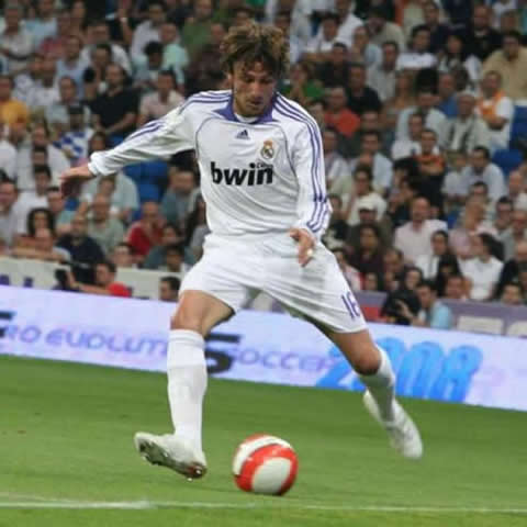 Gabriel Heinze playing for Real Madrid and about to make contact with the ball
