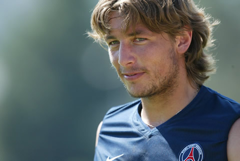 Gabriel Heinze smiling in a Paris Saint German training shirt/jersey