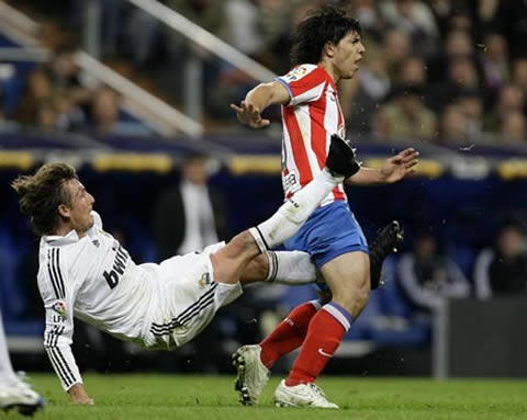 Gabriel Heinze dangerous tackle against Sergio Aguero from Atletico Madrid, when the Argentinian played for Real Madrid