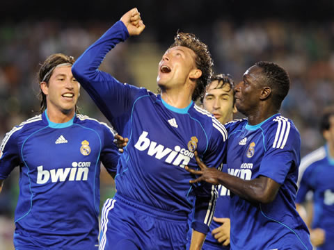 Gabriel Heinze celebrating a goal in Real Madrid with Diarra, Sergio Ramos and Raúl