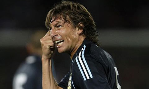 Gabriel Heinze complaining at something and putting his finger on his own eye