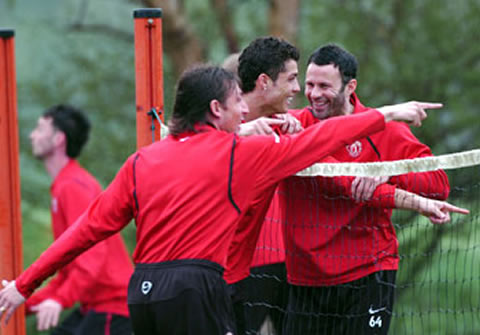 Gabriel Heinze and Cristiano Ronaldo talking with Ryan Giggs in a Manchester United practice session