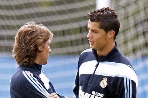 Gabriel Heinze and Cristiano Ronaldo talking in a rainy day during practice in Real Madrid