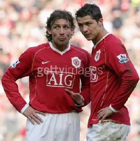 Gabriel Heinze and Cristiano Ronaldo talking and making funny faces before during a Manchester United game