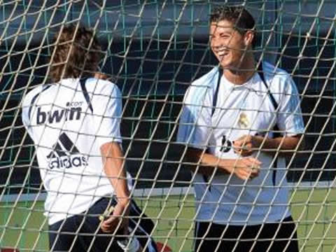 Gabriel Heinze and Cristiano Ronaldo having a laugh during stretches in a Real Madrid training session