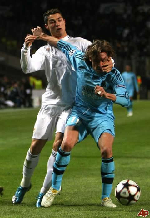 Gabriel Heinze and Cristiano Ronaldo disputing and fighting for the ball in Marseille vs Real Madrid, in the UEFA Champions League