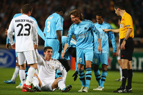 Gabriel Heinze helping Cristiano Ronaldo to stand up in a Champions League match between Real Madrid and Marseille