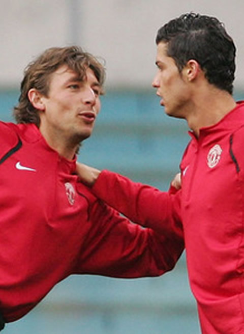 Gabriel Heinze and Cristiano Ronaldo talking to each other in Manchester United