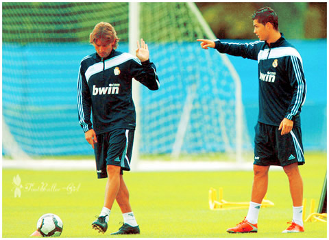 Cristiano Ronaldo blaming Gabriel Heinze for something in the practice and the Argentinian says he's sorry