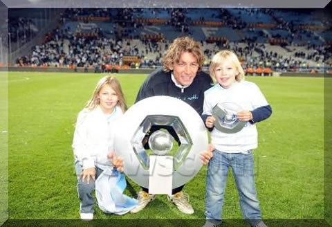 Gabriel Heinze with his 2 sons
