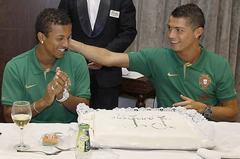 Cristiano Ronaldo sitted next to Nani and wishing him a happy birthday in the Portuguese National Team