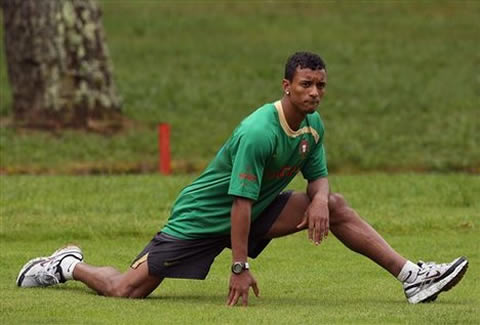 Nani almost doing a split in the Portuguese National Team