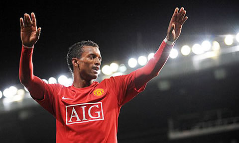Nani raises his hands to salute the fans and the crowd in Manchester United in the 2011-2012 season