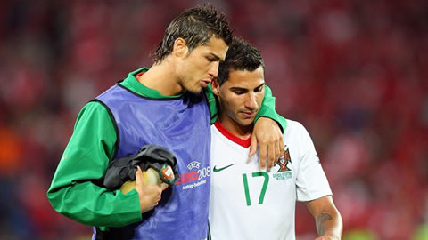 Cristiano Ronaldo giving advices to Ricardo Quaresma, during a Portugal match