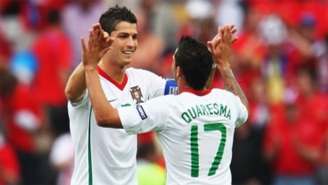 Quaresma and Ronaldo touching hands