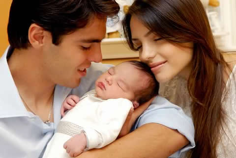 Kaká and girlfriend and wife, Caroline Celico, holding their baby