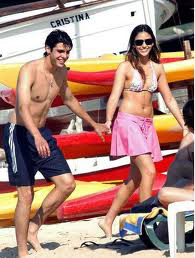 Kaká and girlfriend and wife, Caroline Celico, in the beach