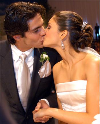 Kaká kissing his girlfriend and wife, Caroline Celico