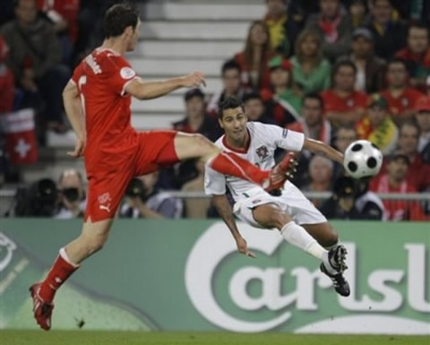 Quaresma shot or cross from a hard trivela cross/shot, in a Portuguese National Team match