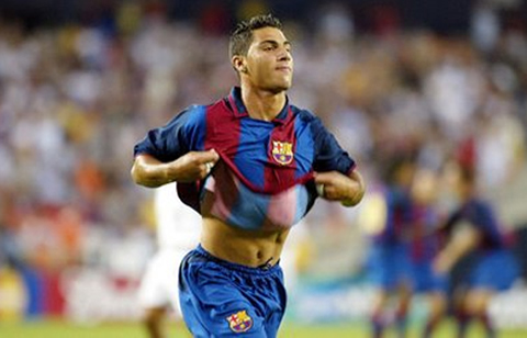 Quaresma celebrating a goal in FC Barcelona, waving his shirt/jersey