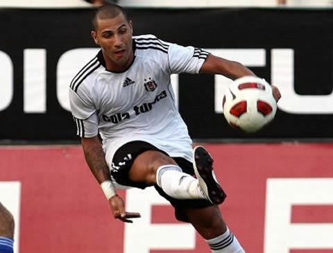 Quaresma trademark trivela (using the outside part of his foot), in a cross or strike attempt in Besiktas 2011/2012