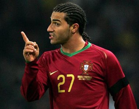 Ricardo Quaresma warning an opponent by raising his finger, in a Portuguese National Team
