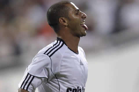 Quaresma with his head shaved, celebrating a goal in Besiktas with his tongue out in the 2011/2012 season