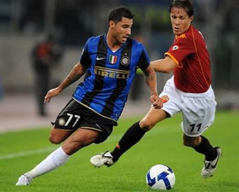 Ricardo Quaresma trying to get past a AS Roma defender, when playing for Inter Milan