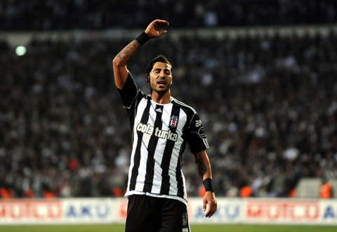 Quaresma raising his arm while complaining at something in Besiktas